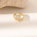 Makro-Detail von französischem Vintage-Goldring mit Perleneinlage und Texturband - Vintage Perlenstil (JZ051)