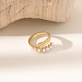 Detaillierte Makroansicht des goldenen Bypass-Rings mit Federstruktur und eleganten Perlen - Feder-Perlenstil (JZ057)