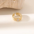 Detail eines Vintage-Goldblattrings mit weißer Spiral-Emaille-Einlage und offener Form - Spiralblatt-Stil (JZ056)