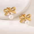 Dettaglio macro di orecchini a lobo a fiocco in oro 18K con eleganti perle bianche - Stile Fiocco Perla Bianca (EH501) / 18K