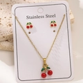 Vue détaillée du pendentif cerise rouge et des boucles d'oreilles sur chaîne en acier - Style Cerise Rouge (TZ032)