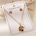 Parure de bijoux cerise en acier inoxydable plaqué or 18K avec collier et boucles d'oreilles - Style Cerise Émail (TZ028)
