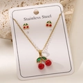 Dettaglio di un set di gioielli a ciliegia placcato oro 18 carati con collana e orecchini - Stile Ciliegia Foglia Singola (TZ025)