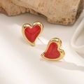 Dettaglio di orecchini a cuore in smalto rosso con montatura in acciaio dorato vintage - Rosso