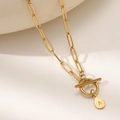 Collana a graffetta in acciaio inossidabile dorato con ciondolo lettera A e chiusura OT - Lettera A (XL181-A) / Oro 18K