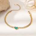 Dettaglio catena groumette dorata con pendente a cuore in malachite e marchio S.Steel - A Righe Verdi