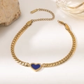 Détail du bracelet en acier plaqué or 18 carats avec pendentif cœur bleu et fermoir - Bleu