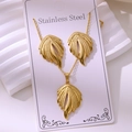 Detailopname van vintage 18k vergulde roestvrijstalen halsketting en oorbellen met bladmotief - Holle Bladveer Vorm (TZ182)