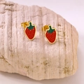 Dettaglio di orecchini a lobo a fragola in smalto rosso con base in metallo dorato - Orecchini Fragola Stile A