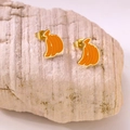 Primo piano di orecchini a lobo a banana dorati con smalto arancione su pietra - Stile Banana