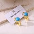 Dettaglio orecchini huggie in acciaio dorato con intarsio in turchese tondo - Oro 18K / Blu