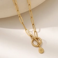 Collana a graffetta in acciaio dorato con chiusura a barra OT e ciondolo con lettera D - Lettera D (XL181-D) / Oro 18K