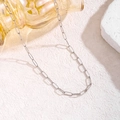 Vue détaillée du collier à maillons trombone argentés sur un fond blanc texturé chic - Collier Chaîne Trombone (81295) / Argent