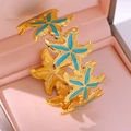 Bracelet jonc étoile de mer doré avec émail bleu dans un coffret à bijoux rose - 18K / Vert
