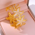 Dettaglio del bracciale a stella marina con smalto bianco in una scatola da regalo rosa - 18K / Bianco