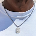 Primer plano detallado de un collar de cadena de cuerda plateada con colgante cuadrado letra O - Letra O (XL224) / Con cadena / Color acero