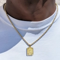 Detalle del collar de cadena torcida en oro de 18k con colgante cuadrado letra E en modelo - Letra E (XL224) / Con cadena / Dorado