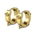 Nahaufnahme goldener Punk-Creolen aus Edelstahl mit spitzen Nieten und Klickverschluss - Punk Nieten Stil / Gold