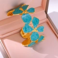 Gouden C-vormige armband met turkooisblauwe emaille bloemen en marmeren patroon - Groen