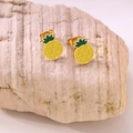 Orecchini a perno a forma di ananas dorato con smalto giallo e dettagli di foglie verdi - Orecchini Ananas Stile A
