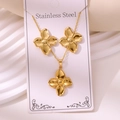 Vintage 18k vergulde roestvrijstalen sieradenset met ketting en florale oorknopjes - Afgerond Vierbladig Bloempatroon (TZ235)
