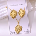 Detail van 18k goud vergulde ginkgo blad sieradenset met een halsketting en oorbellen - Ginkgoblad Radiale Nerven (TZ187)