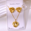 Detail van gepolijste 18k vergulde roestvrijstalen knoopketting en bijpassende oorbellen - Geometrische Knoopvorm (TZ191)