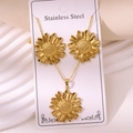 Gouden roestvrijstalen zonnebloem sieradenset met ketting en bijpassende oorknopjes - Zonnebloem Radiaal (TZ236)