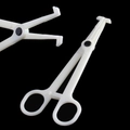 Λευκή λαβίδα piercing μίας χρήσης από πλαστικό για χειρουργική ακρίβεια σε μαύρο φόντο - Λαβίδα Πίρσινγκ Μιας Χρήσης με Σχισμή