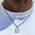 Collar de plata con colgante cuadrado letra Q y cadena de cuerda sobre camiseta - Letra Q (XL224) / Con cadena / Color acero