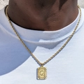 Collar con colgante cuadrado dorado letra Q y cadena de cordón puesto en modelo - Letra Q (XL224) / Con cadena / Dorado
