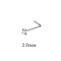 Detalle macro de un piercing de nariz en L de 2,0 mm de acero con una circona clara - 2mm / En L