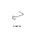 Detalle macro del piercing de nariz en forma de L de acero inoxidable con circonita 2,5mm - 2.5mm / En L