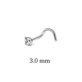 Detail eines 3,0 mm silbernen Nasensteckers aus Edelstahl mit rundem Zirkonia-Stein - 3mm / Gebogene Barbell