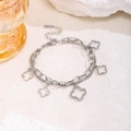 Bracciale a doppio strato in acciaio inossidabile con quadrifogli su sfondo materico neutro - Argento