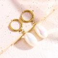 Détails des créoles torsadées dorées avec pendentifs ovales en résine irisée - Blanc Lait & Or