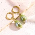 Boucles d'oreilles créoles dorées avec pendentifs ovales en résine vert clair pour femme - Vert Thé & Or