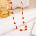 Détail d'un collier en chaîne dorée bohème avec fleurs en perles orange et rose - Rouge (81562)