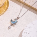 Elegante collana a luna di neve con intarsio blu e ciondolo in cristallo a goccia - Luna Goccia (Mezzaluna d'Argento / Fantasma Blu)