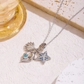 Dettaglio di una collana nautica in argento con ciondoli a conchiglia, delfino e stella marina - Serie Oceano (Capasanta / Delfino / Stella Marina)