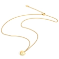 Collana in acciaio dorato con pendente a cuore e dettaglio stella diamantata su bianco - Oro 18K / Stile Cuore Stella Zirconia Dorato (XL050)