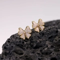 Orecchini a farfalla in acciaio inossidabile placcato oro 18K con smalto rosa su roccia nera - Oro 18K / Stile Bianco (EH165-Bianco)