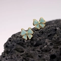 Orecchini a farfalla dorati con smalto blu posati su una roccia vulcanica scura - Oro 18K / Stile Verde (EH165-Verde)