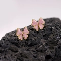 Macro di orecchini a farfalla in oro 18K con smalto marmorizzato rosa su pietra lavica - Oro 18K / Stile Rosa (EH165-Rosa)