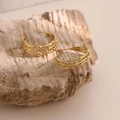 Dettaglio degli orecchini a C a tre strati in acciaio inossidabile placcato oro 18k - Stile Forma a C Perlata a Tre Strati (EH193)