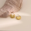 Dettaglio orecchini a ventaglio in acciaio inossidabile placcati oro 18k su roccia - Stile Texture a Ventaglio a Conchiglia (EH189)