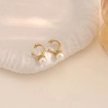 Orecchini a C dorati con pendenti di perle bianche su un vassoio decorato - Stile Pendente Perla Aperta a C (EH214)