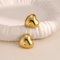 Pendientes de botón de corazón 3D dorados en un plato de cerámica texturizado - Estilo Corazón Pulido 3D (EH232)