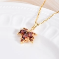Exquis collier pendentif feuille d'érable doré orné de zircons rouge foncé sur chaîne - Érable Gemme Rouge (XL379)