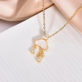 Collana a nuvola placcata oro 18k con zirconi e ciondoli a fiocco su sfondo bianco - Pendente Nuvola Fiocco di Neve (XL392)